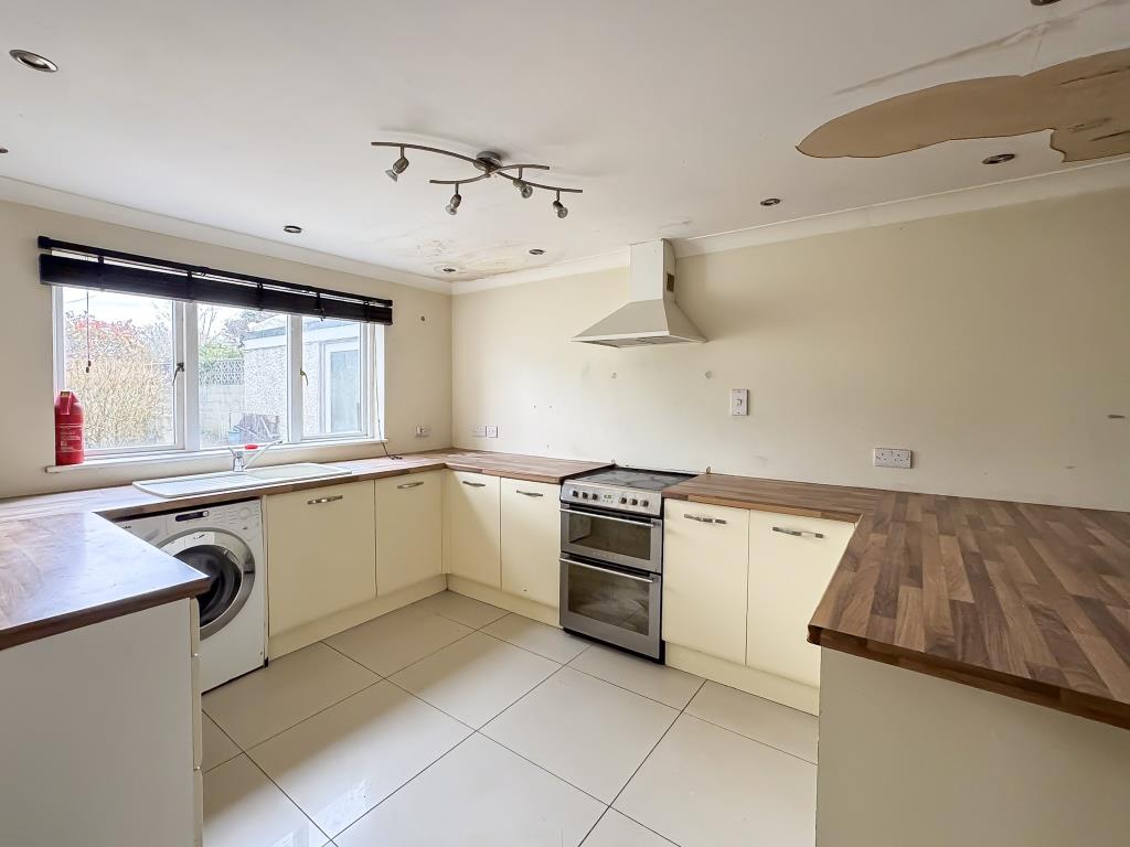 Lot: 128 - DETACHED PROPERTY IN GOOD LOCATION - Kitchen